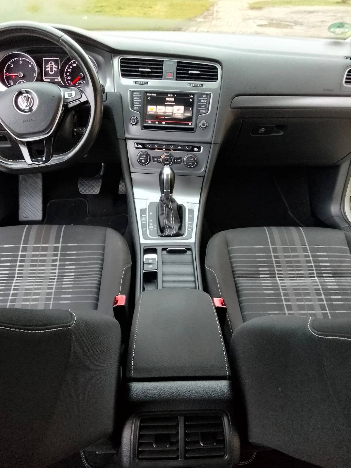 VW Golf 1.6TDI Автоматик Германия, снимка 17 - Автомобили и джипове - 54461394