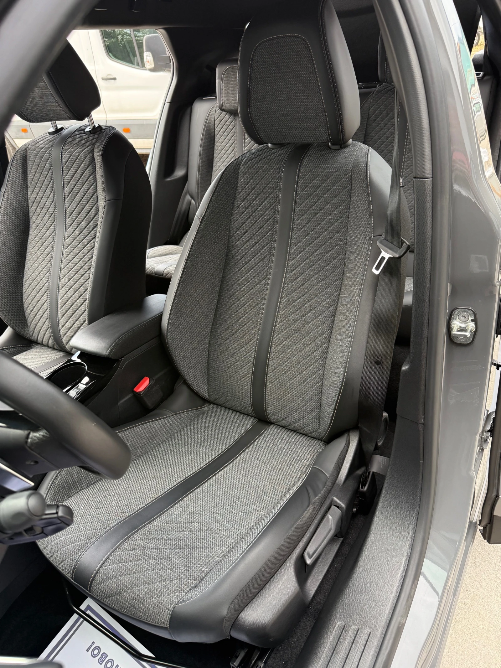 Peugeot 2008 1.5hdi SPORT/EAT8, снимка 12 - Автомобили и джипове - 55319418
