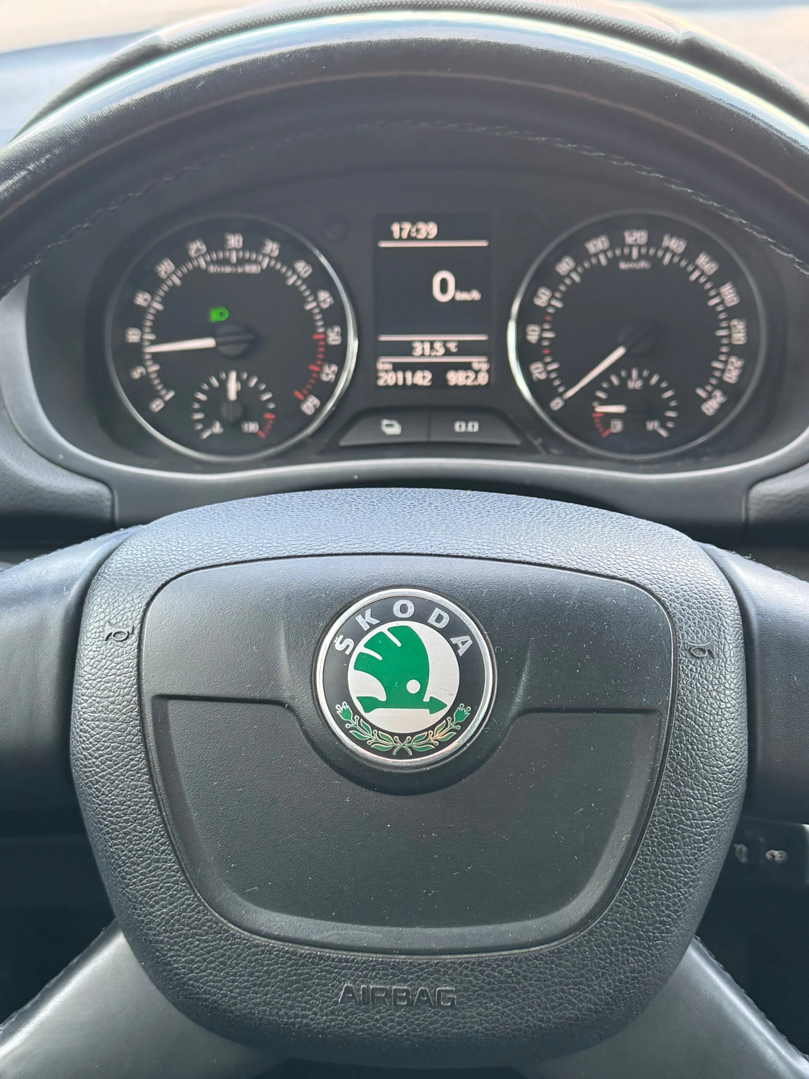 Skoda Fabia, снимка 10 - Автомобили и джипове - 55801308