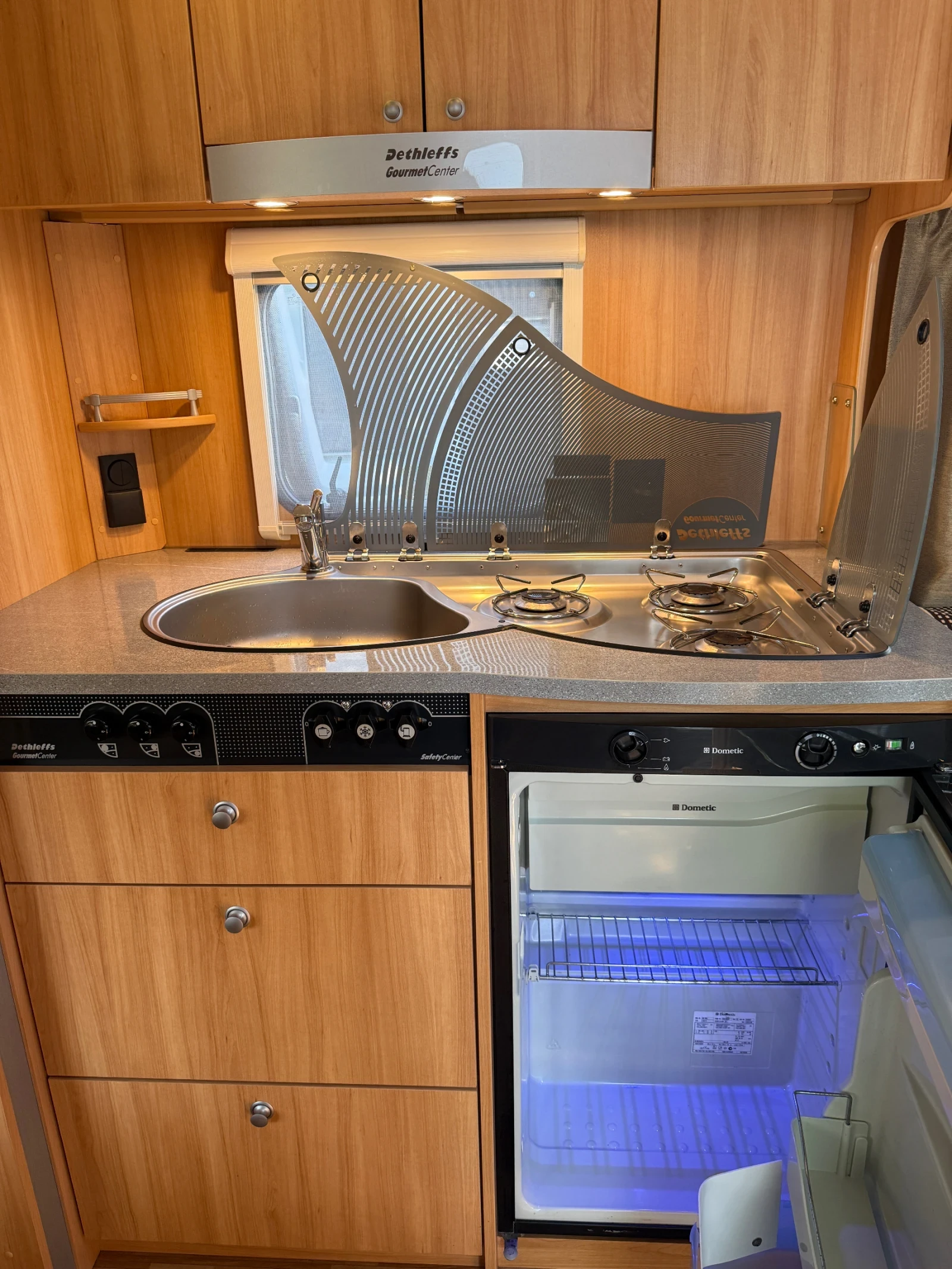 Каравана Dethleffs Camper Форцелт, Газов бойлер, мувър и други - изображение 7