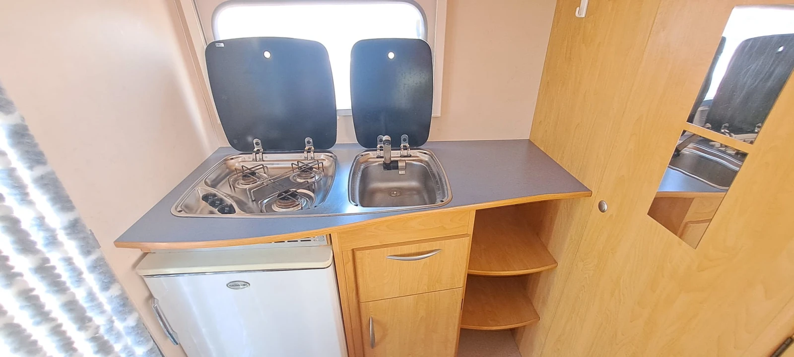 Каравана Caravelair 440, снимка 10 - Каравани и кемпери - 56274146