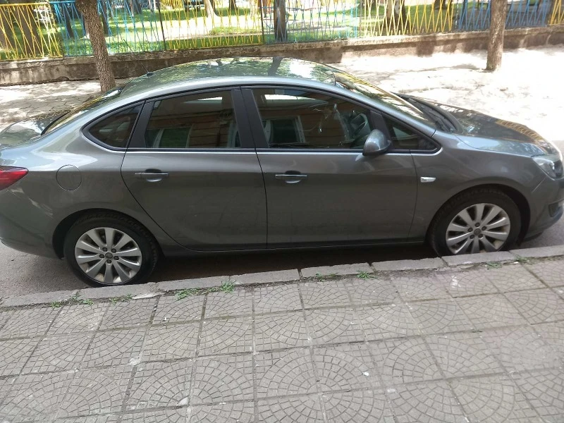 Opel Astra ночбак, снимка 3 - Автомобили и джипове - 47418316