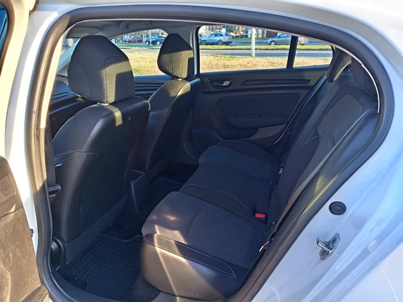 Renault Megane 1.6i Limo газ-бензин, снимка 8 - Автомобили и джипове - 53113519