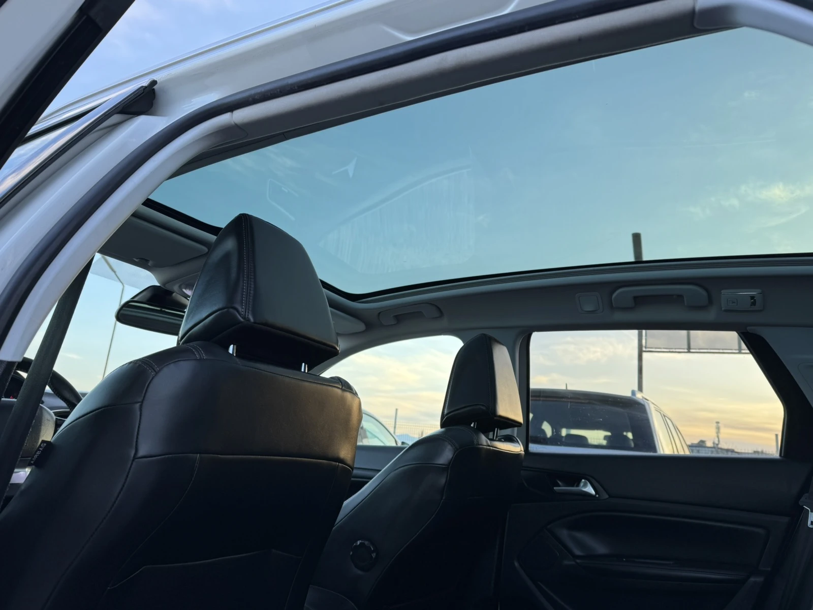 Peugeot 308 1.6 BLUE HDI GTlain, снимка 9 - Автомобили и джипове - 53864081