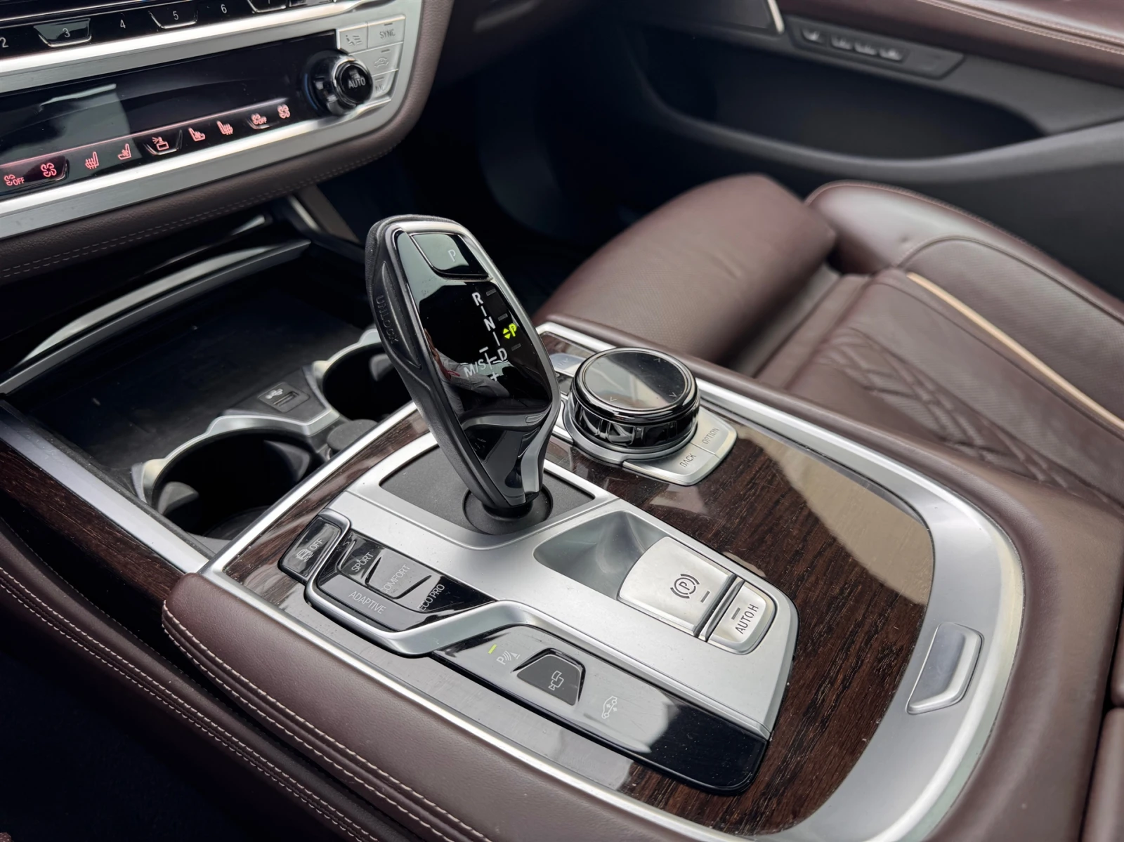 BMW 750 xDrive, снимка 10 - Автомобили и джипове - 53907749