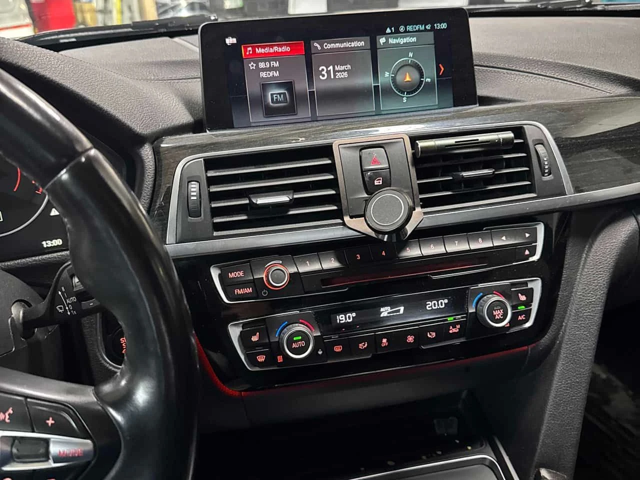 BMW 330 i xDrive/CARFAX/ШИБИДАХ/ПОДГРЕВИ/БЕЗ ИНЦИДЕНТИ, снимка 9 - Автомобили и джипове - 54154634