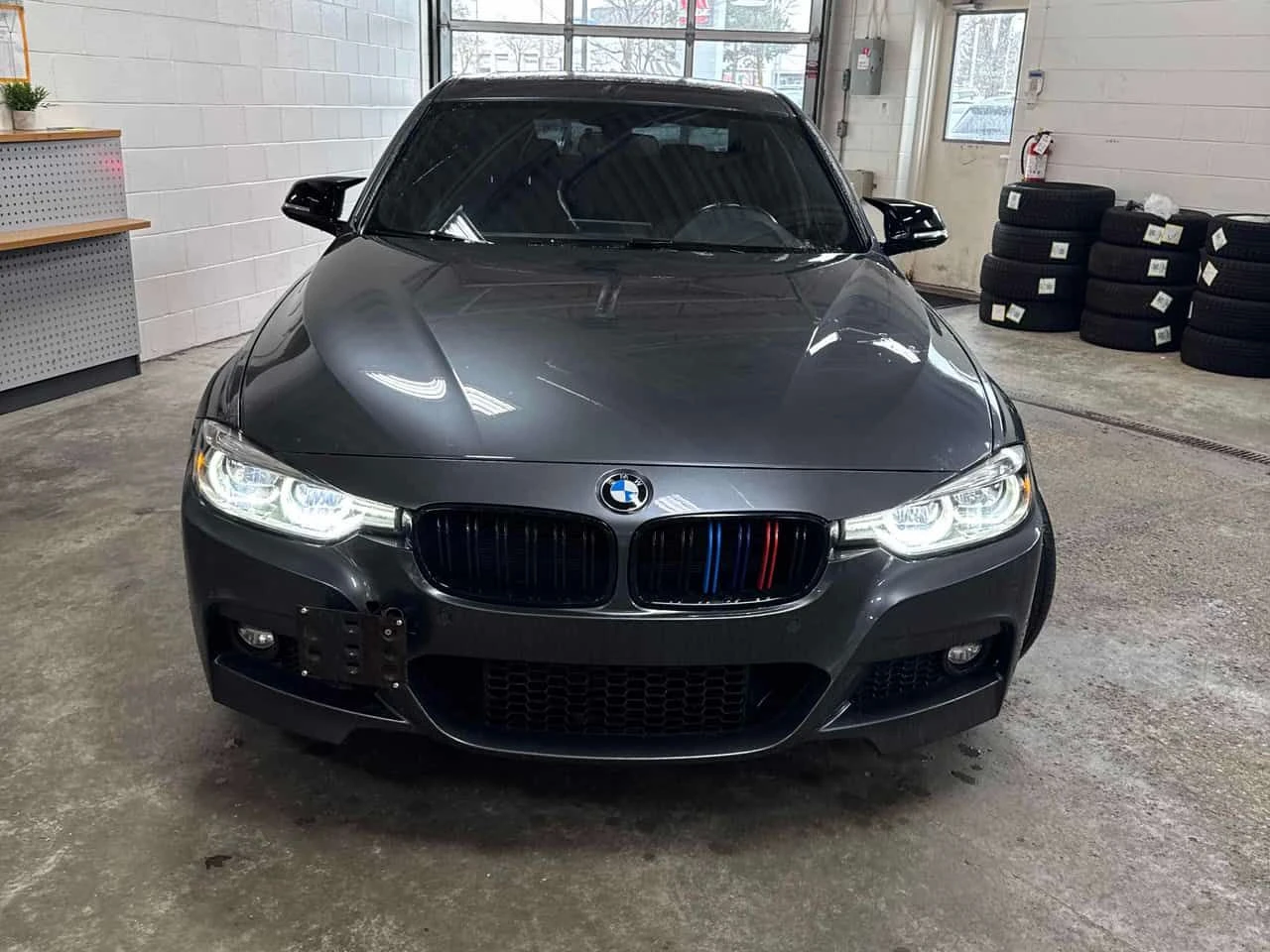 BMW 330 i xDrive/CARFAX/ШИБИДАХ/ПОДГРЕВИ/БЕЗ ИНЦИДЕНТИ, снимка 2 - Автомобили и джипове - 54154634