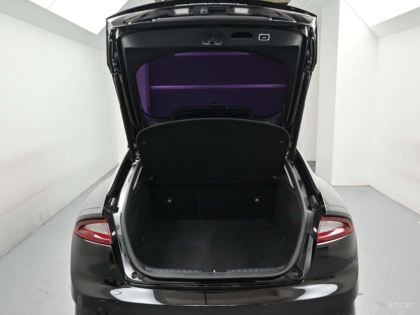 Kia Stinger * ПАНО* KEYLESS* Camera* ПОДГРЕВ* , снимка 17 - Автомобили и джипове - 55656634