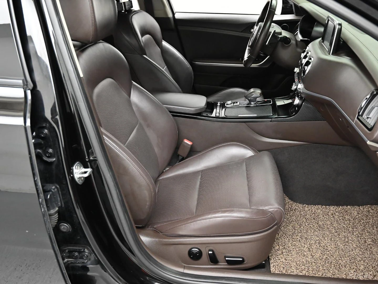 Kia Stinger * ПАНО* KEYLESS* Camera* ПОДГРЕВ* , снимка 9 - Автомобили и джипове - 55656634