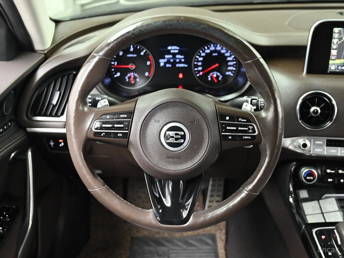 Kia Stinger * ПАНО* KEYLESS* Camera* ПОДГРЕВ* , снимка 12 - Автомобили и джипове - 55656634