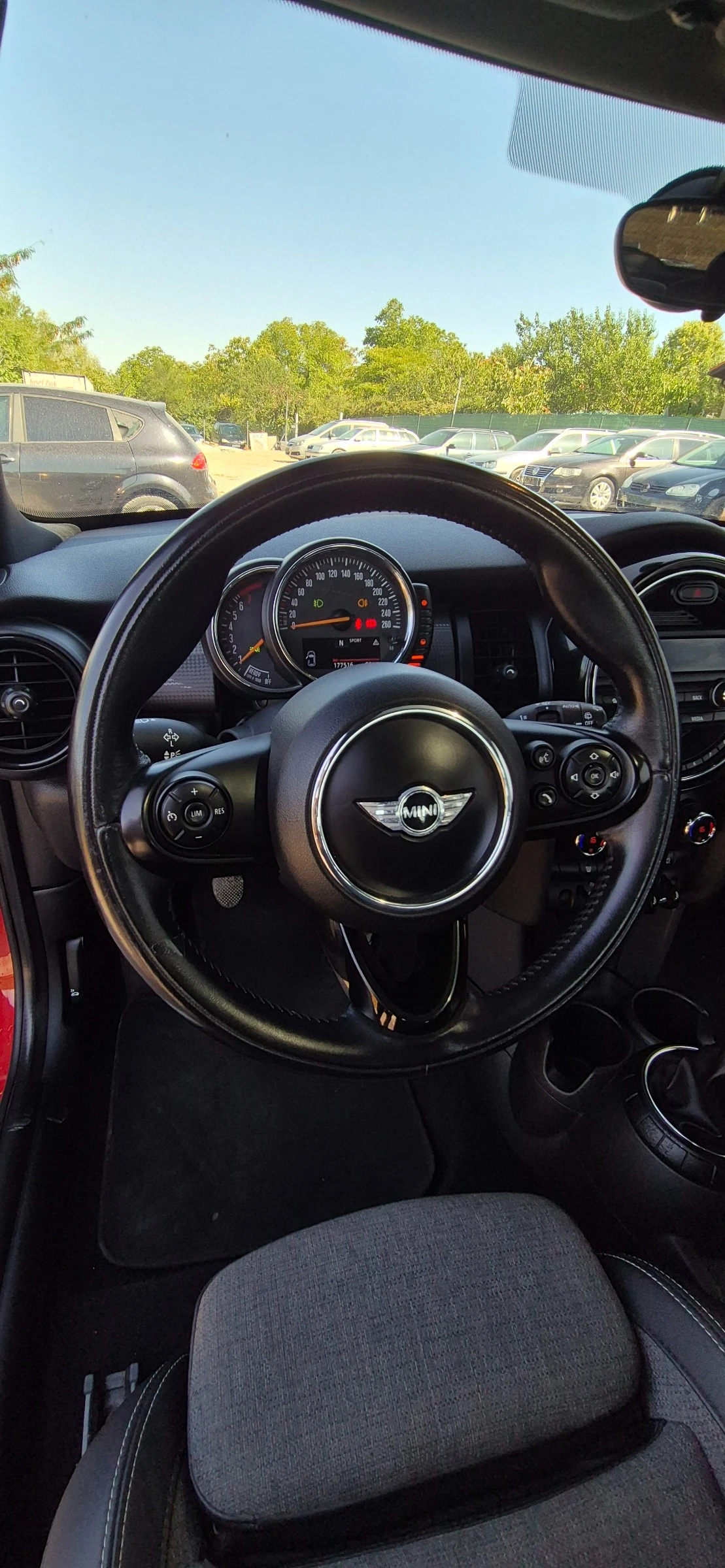 Mini One 1.2i Turbo* Панорама* ел.шибидах* спортен салон* , снимка 14 - Автомобили и джипове - 55988317