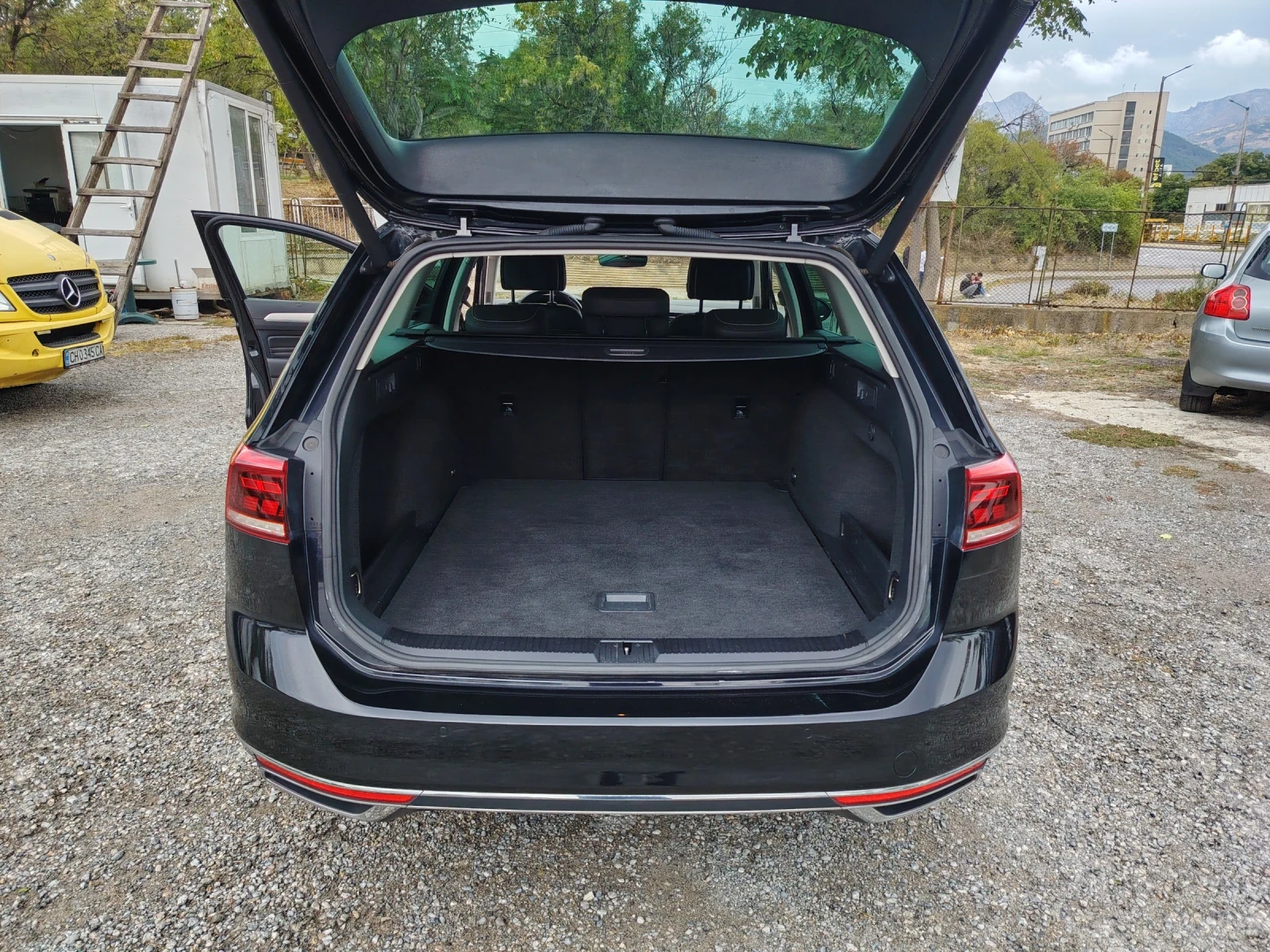 VW Passat 2.0TDI.FACELIF.DIGITAL.LED.DISTR.CARPLEI.AMBIENT, снимка 12 - Автомобили и джипове - 56268559