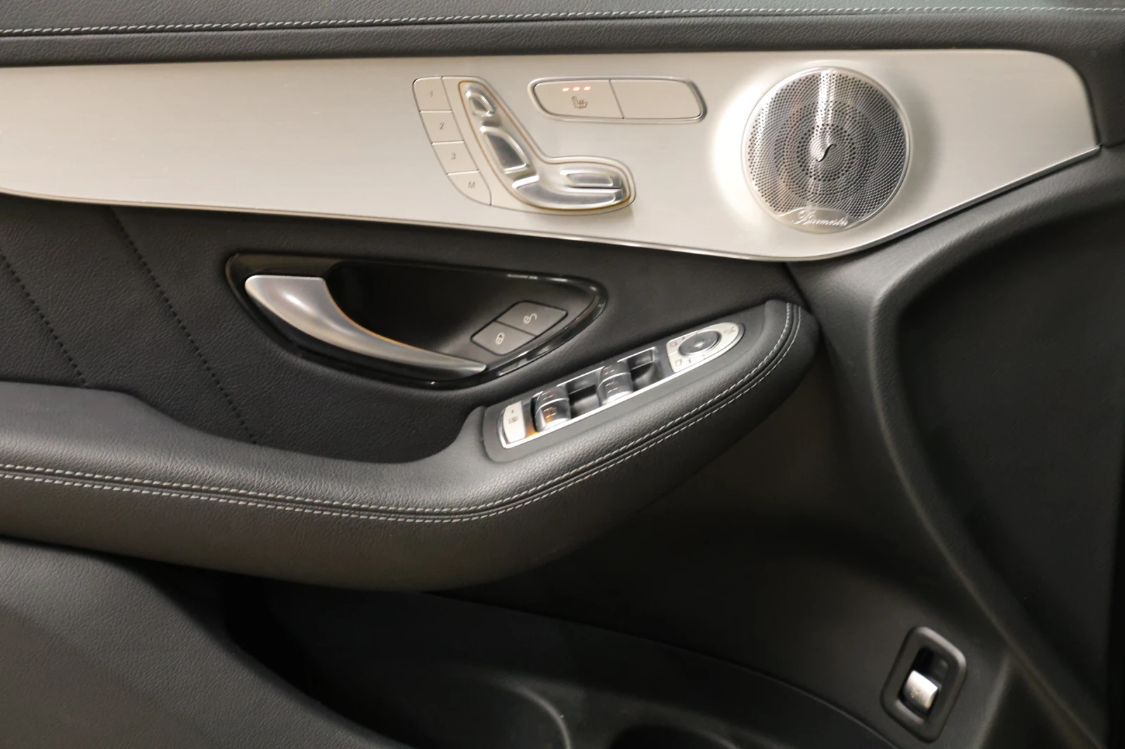 Mercedes-Benz GLC 43 AMG 4-MATIC Burmester  Surround-Soundsystem - изображение 6
