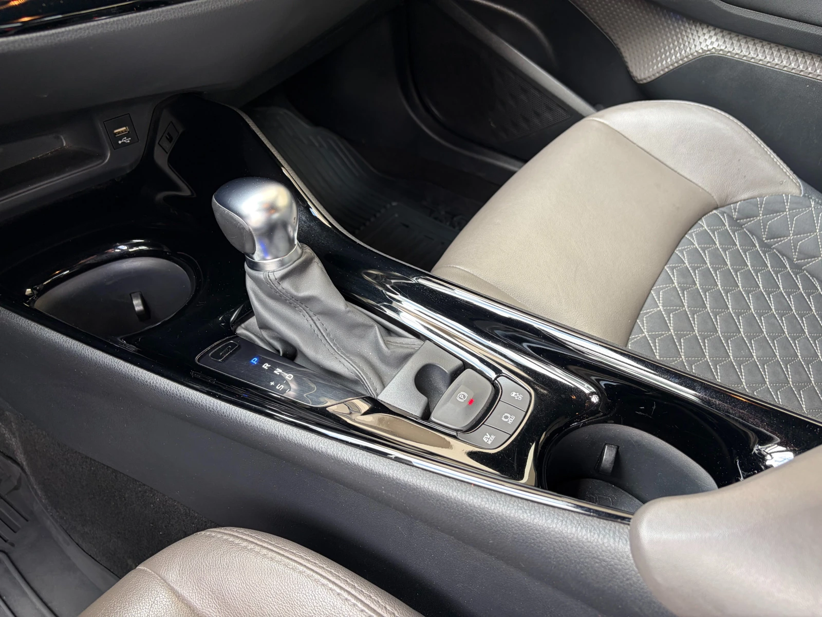 Toyota C-HR 2.0 Hybrid e-CVT Classy Facelift- в Гаранция, снимка 11 - Автомобили и джипове - 54090602