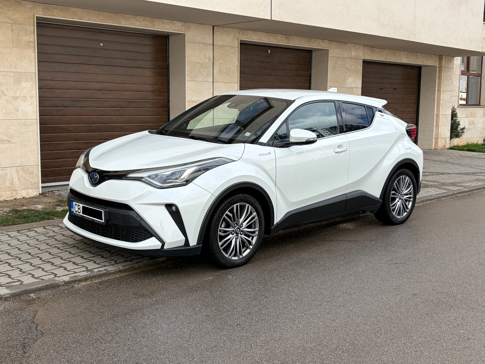 Toyota C-HR 2.0 Hybrid e-CVT Classy Facelift- в Гаранция | Auto.bg — изображение 1