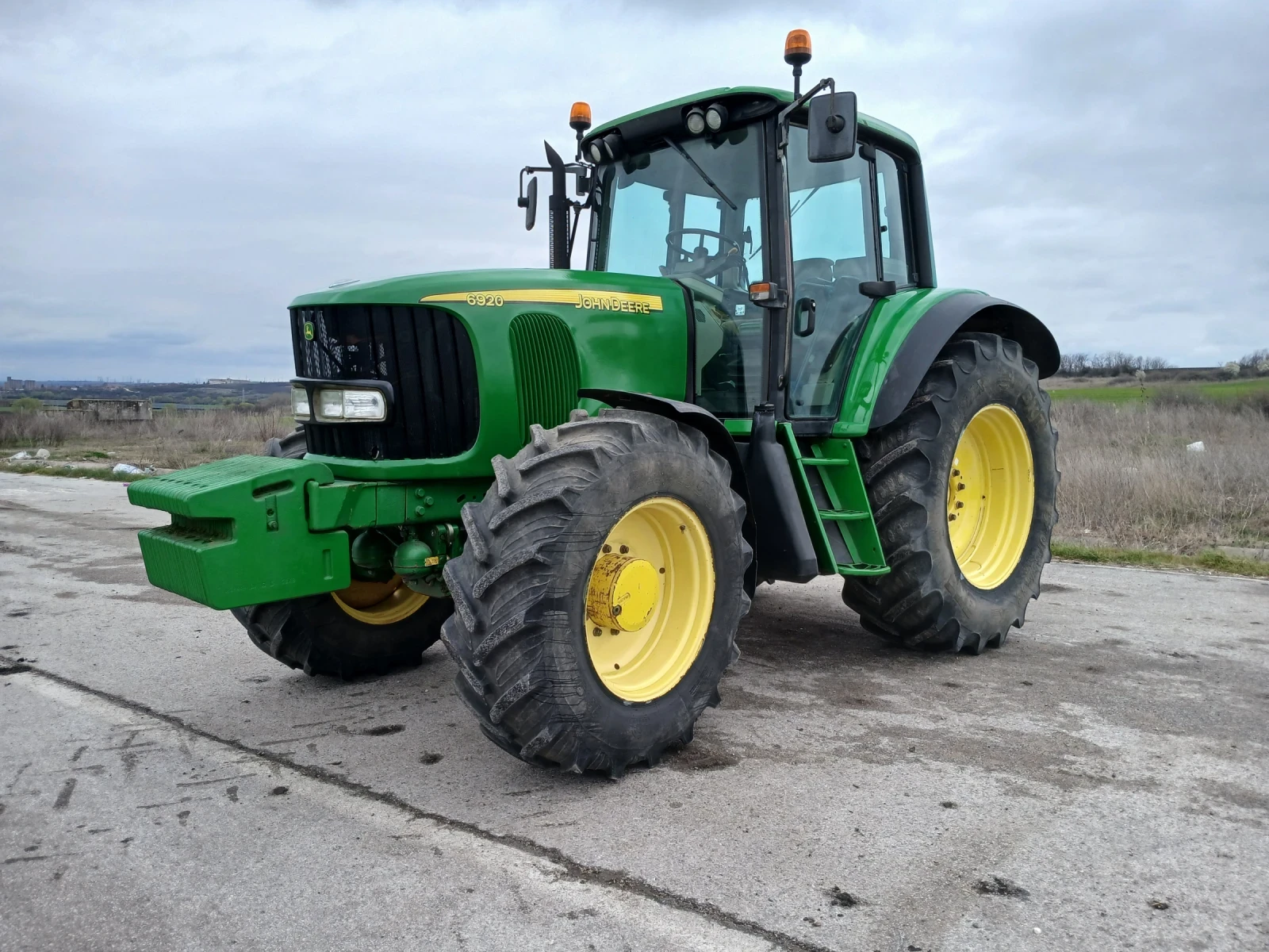 Трактор John Deere 6920