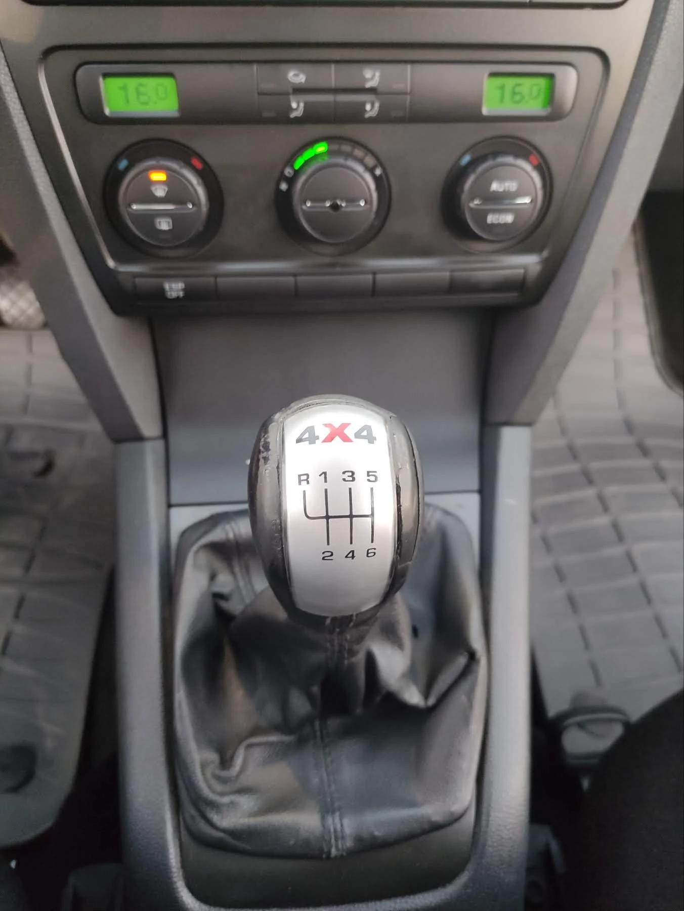 Skoda Octavia 4x4 2.0 TDI, снимка 8 - Автомобили и джипове - 54839513