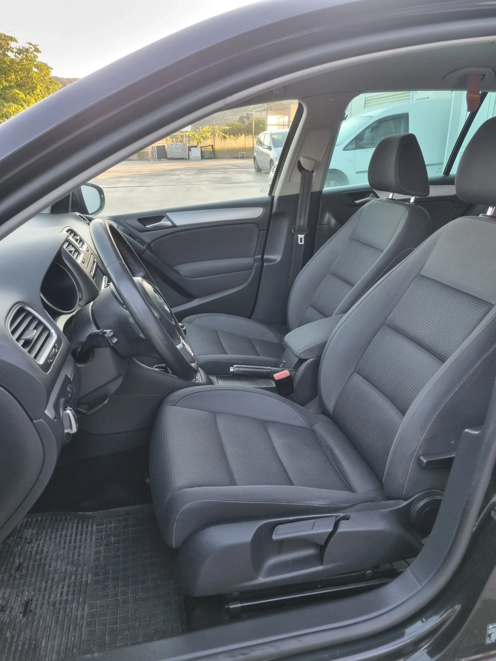 VW Golf 1.6tdi 105 коня , снимка 11 - Автомобили и джипове - 55003359