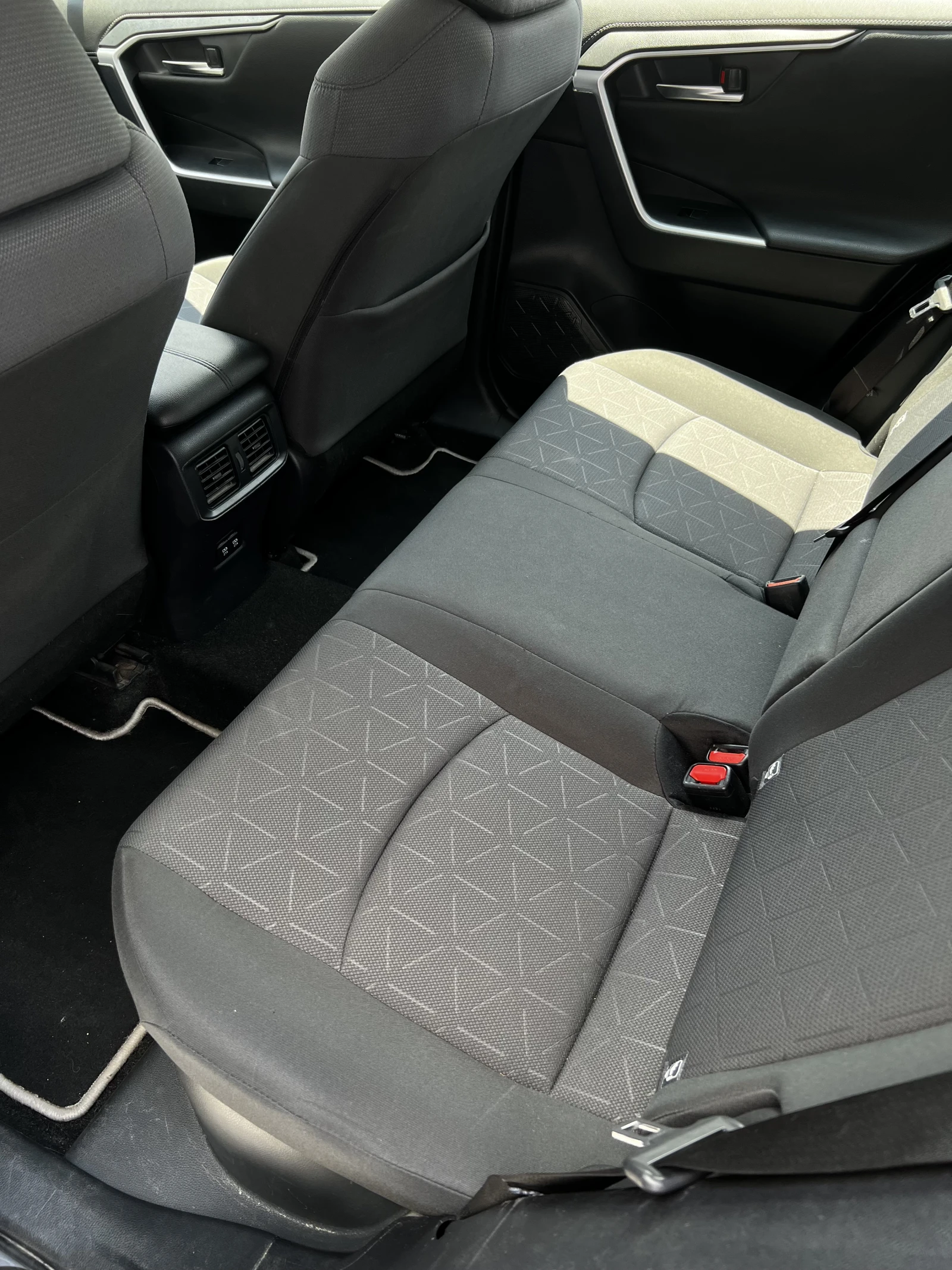 Toyota Rav4 Hybrid 2WD, снимка 12 - Автомобили и джипове - 54808162