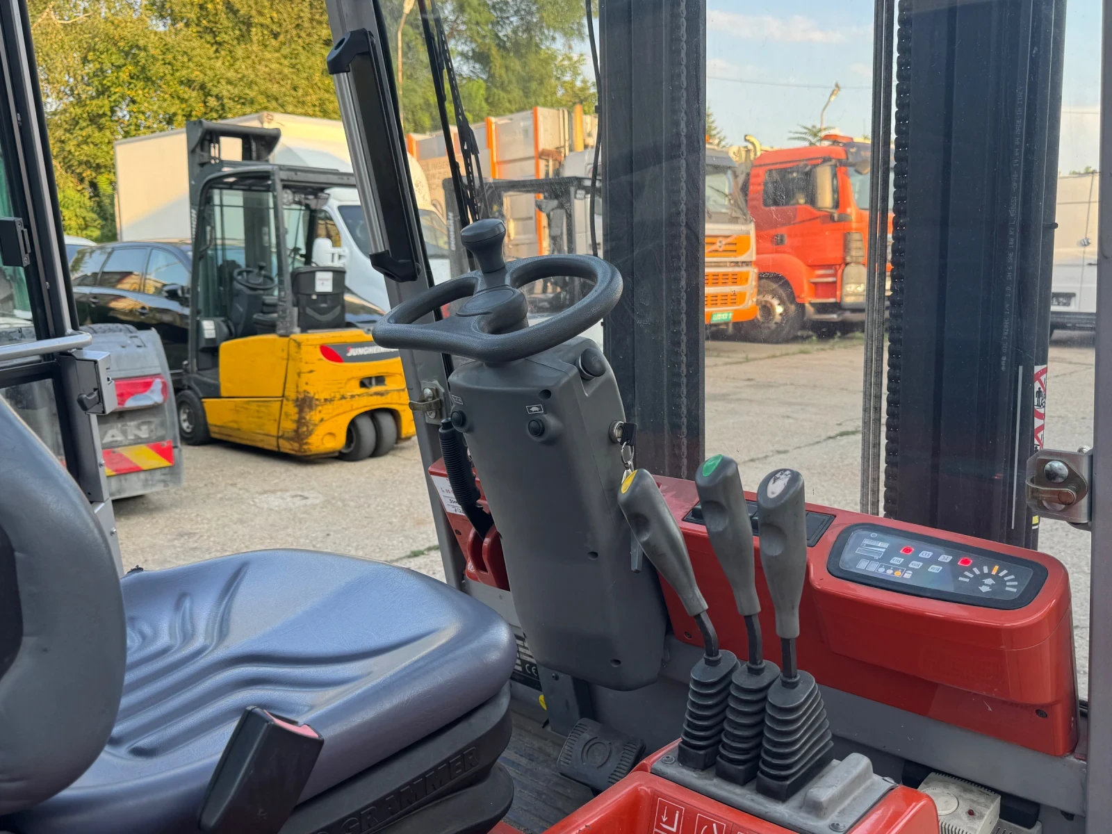 Електрокар BT C3E160 48V (Триколесен / Двойно предно задвижване), снимка 10 - Индустриална техника - 55342801