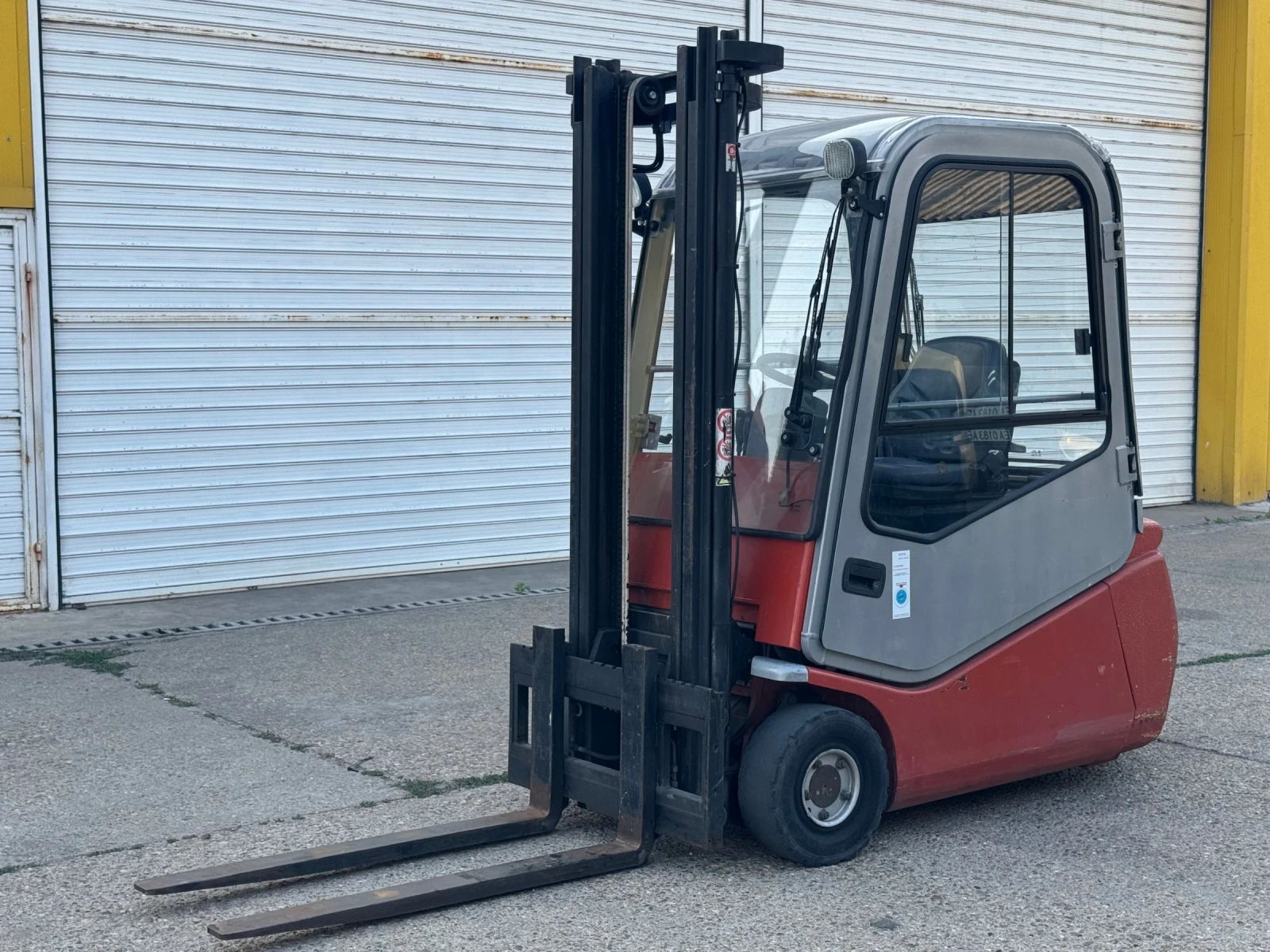Електрокар BT C3E160 48V (Триколесен / Двойно предно задвижване)