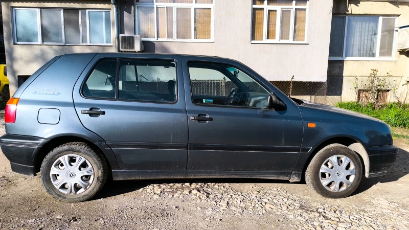 VW Golf 3 1.6 бензин, снимка 3 - Автомобили и джипове - 48391595