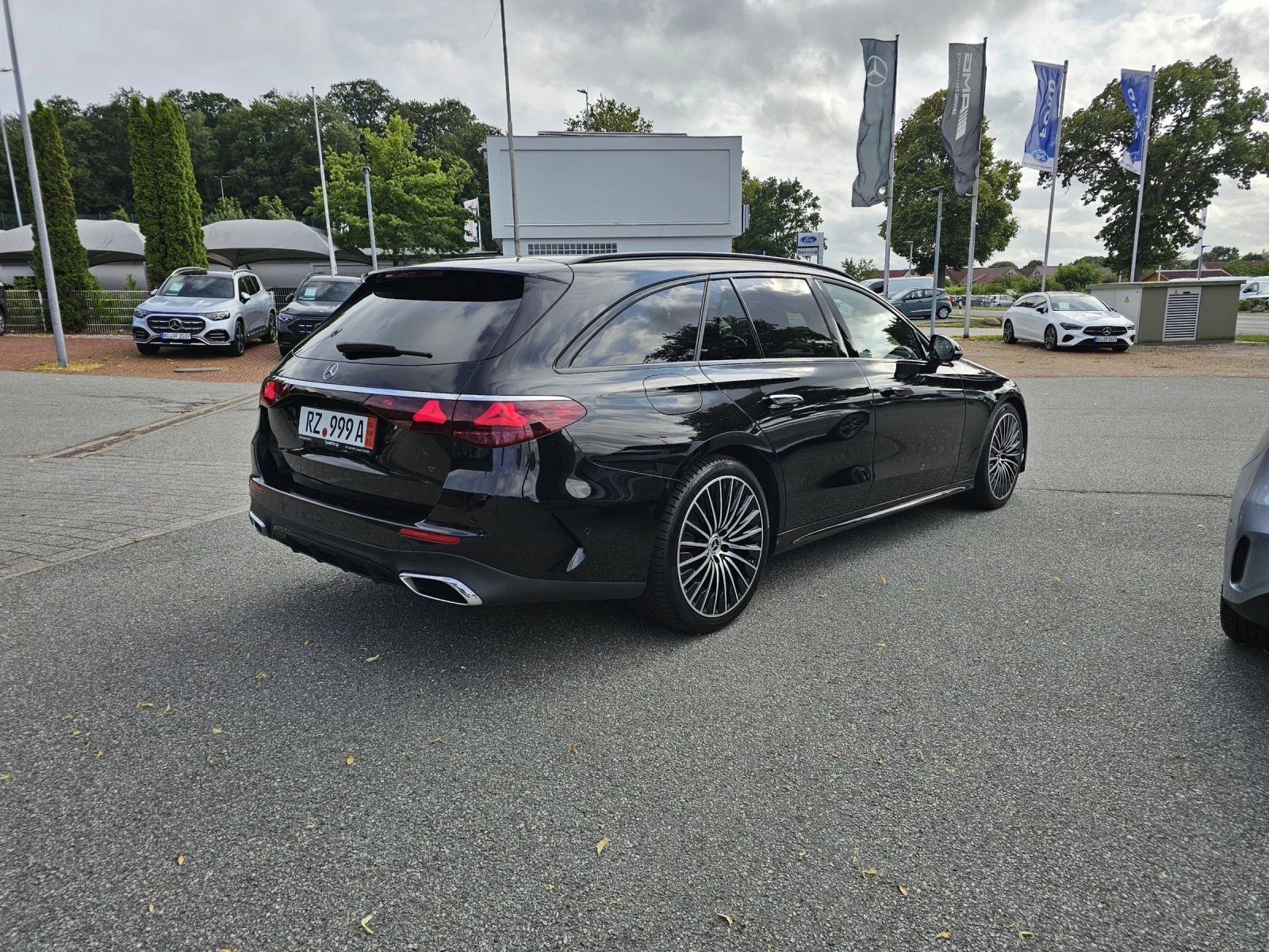 Mercedes-Benz E 220 AMG SUP PANO BURM, снимка 2 - Автомобили и джипове - 55452318