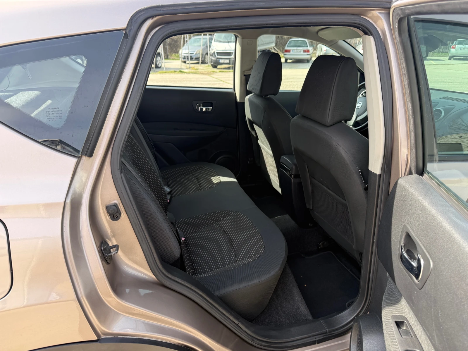 Nissan Qashqai 1.5 DCI, снимка 14 - Автомобили и джипове - 53812057