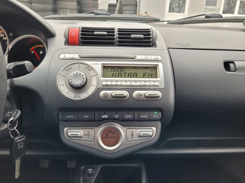 Honda Jazz 1.4 i, снимка 11 - Автомобили и джипове - 48270131