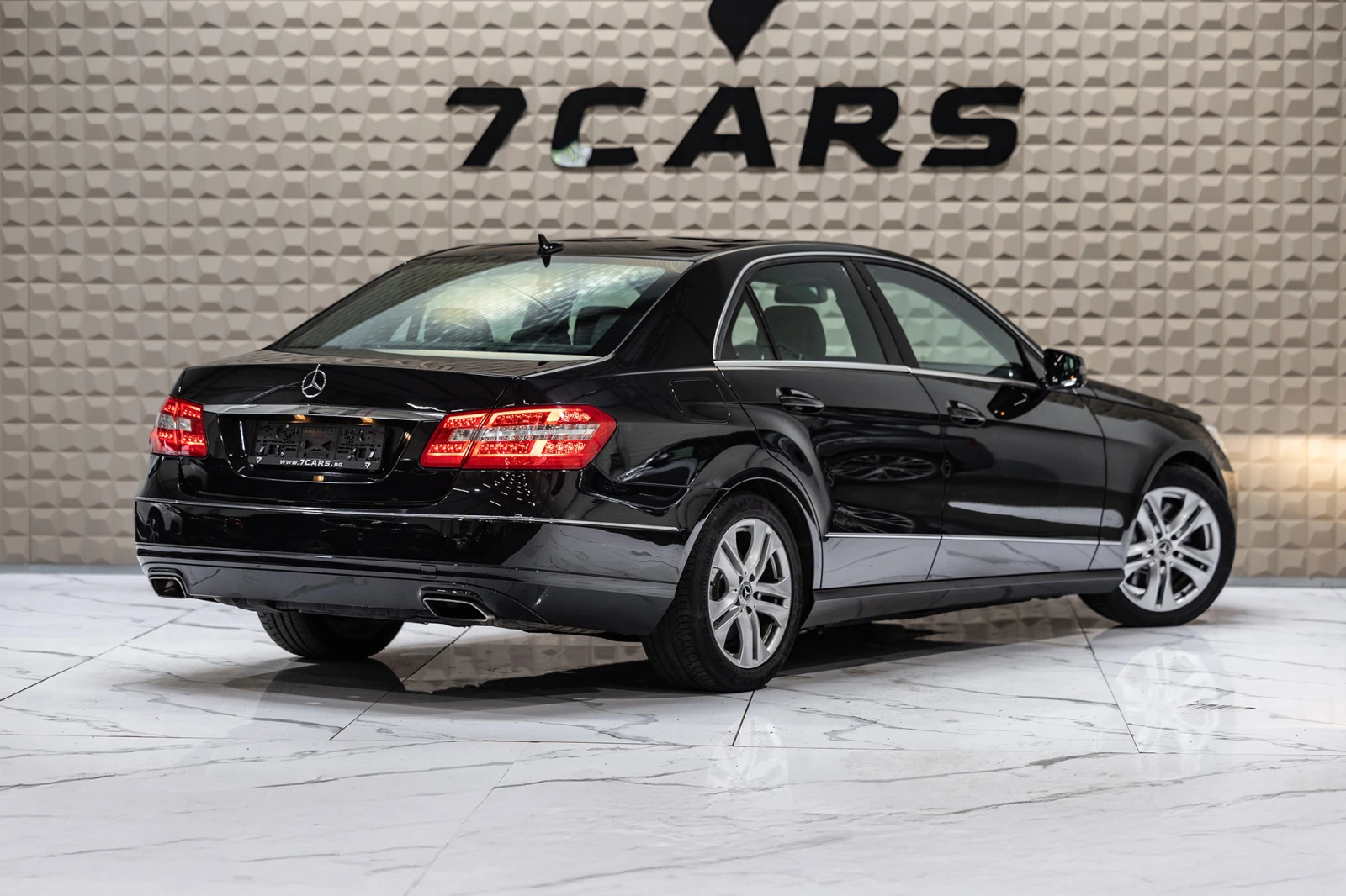 Mercedes-Benz E 500 * AIRMATIC * DISTRONIC PLUS *  - изображение 6