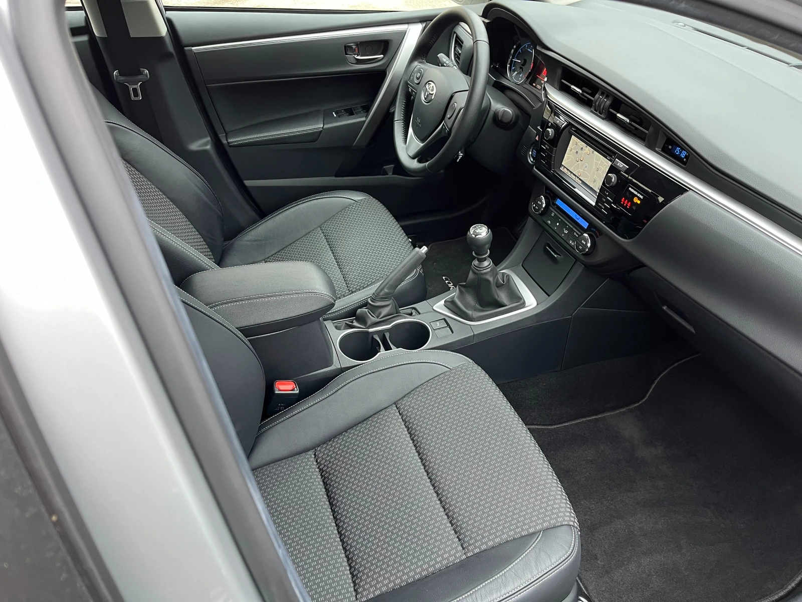 Toyota Corolla  Executive  | Mobile.bg   11