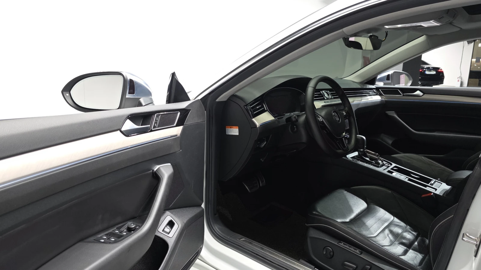 VW Arteon 2.0 TDI* BLIND SPOT* МАСАЖ* ЛЮК* КРАЙНА ЦЕНА, снимка 10 - Автомобили и джипове - 55318886