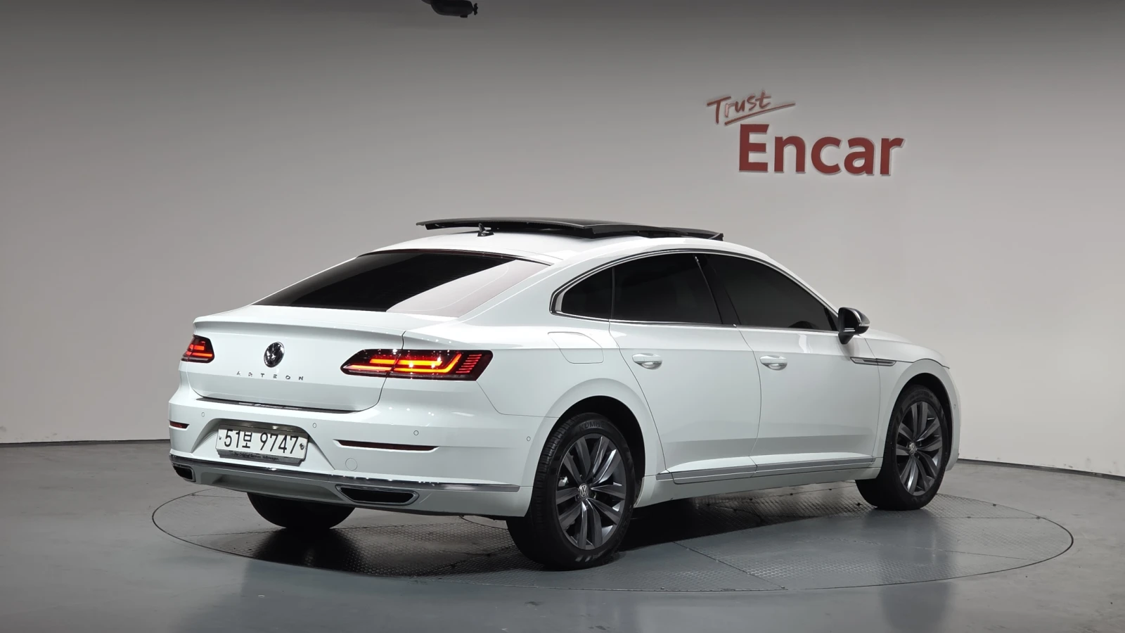 VW Arteon 2.0 TDI* BLIND SPOT* МАСАЖ* ЛЮК* КРАЙНА ЦЕНА, снимка 2 - Автомобили и джипове - 55318886