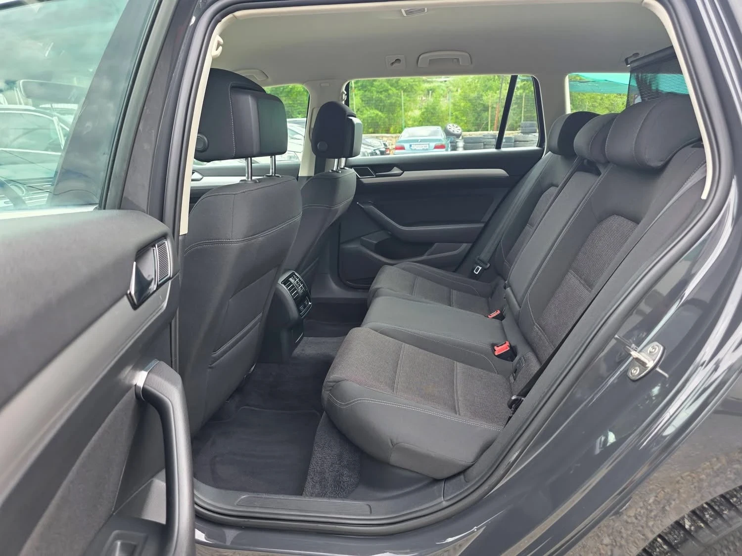 VW Passat 1.6TDI 120K.C. / АВТОМАТ / ДИГИТАЛ / ФУЛЛ ЛЕД / , снимка 9 - Автомобили и джипове - 55400881
