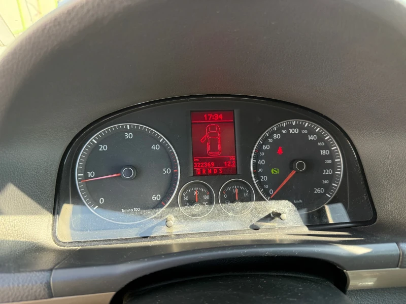 VW Touran, снимка 8 - Автомобили и джипове - 51752786