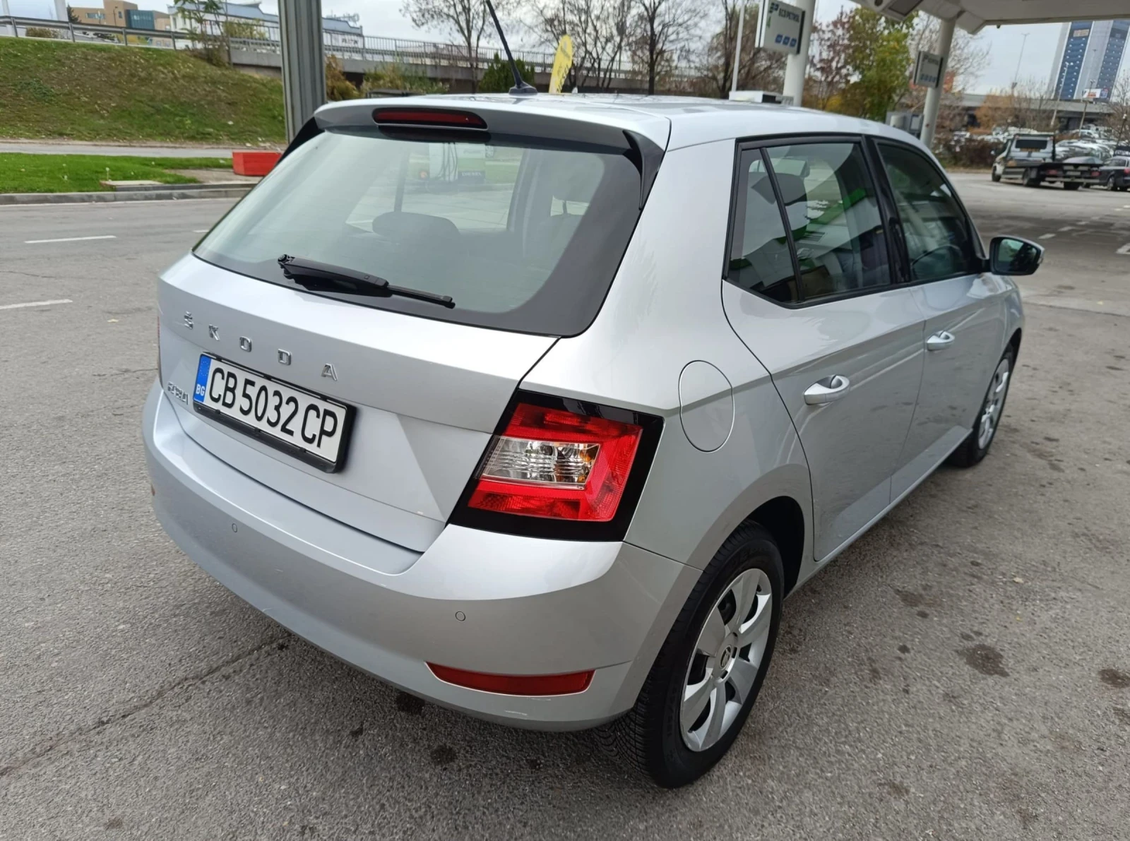 Skoda Fabia 1.0 i, снимка 4 - Автомобили и джипове - 54243364