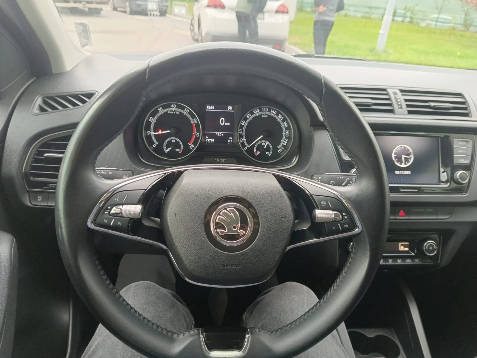 Skoda Fabia 1.0 i, снимка 9 - Автомобили и джипове - 54243364