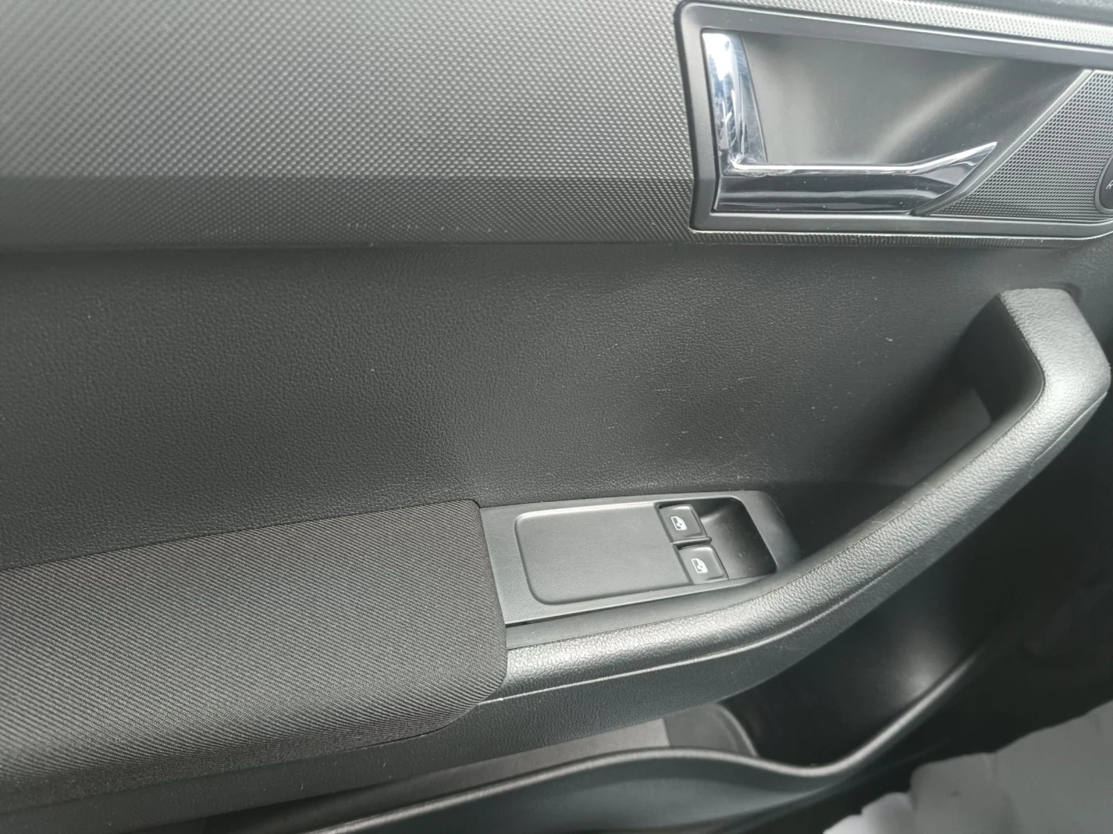 Skoda Fabia 1.0 i, снимка 12 - Автомобили и джипове - 54243364