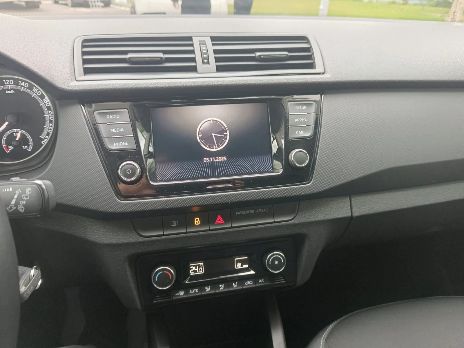 Skoda Fabia 1.0 i, снимка 13 - Автомобили и джипове - 54243364