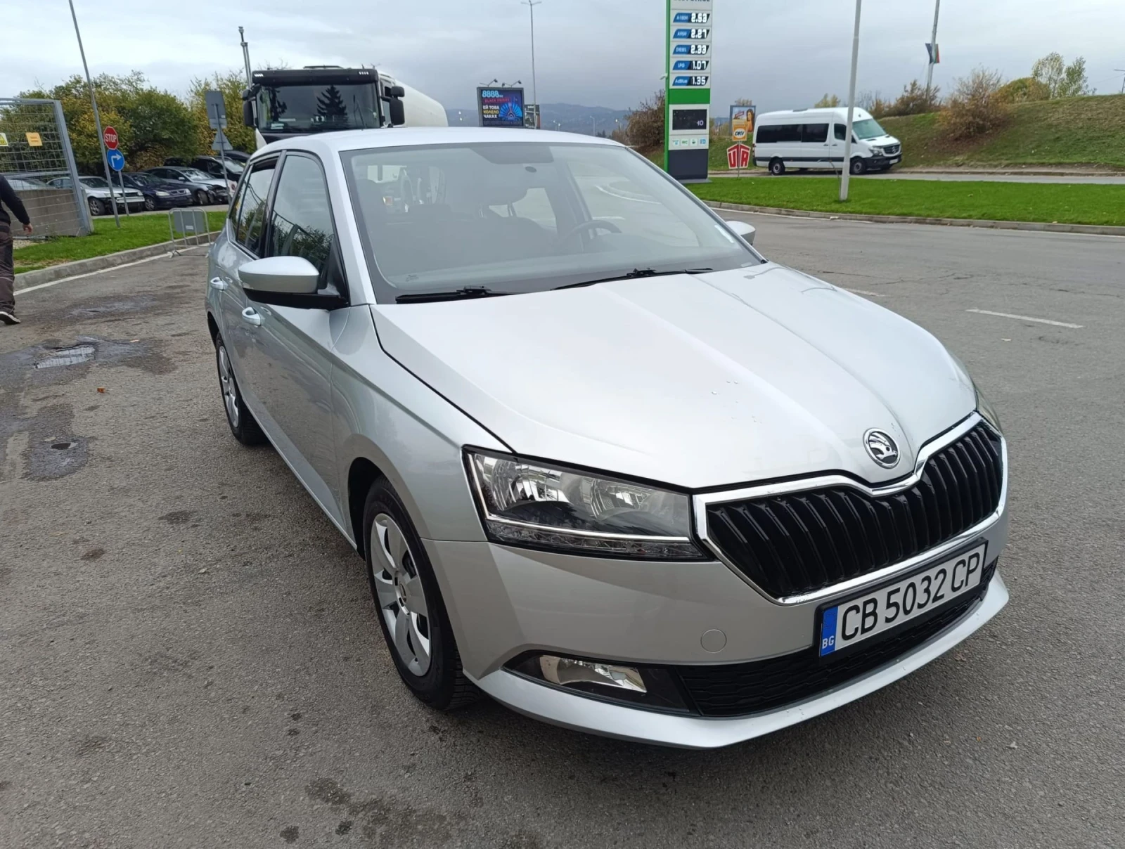 Skoda Fabia 1.0 i, снимка 2 - Автомобили и джипове - 54243364
