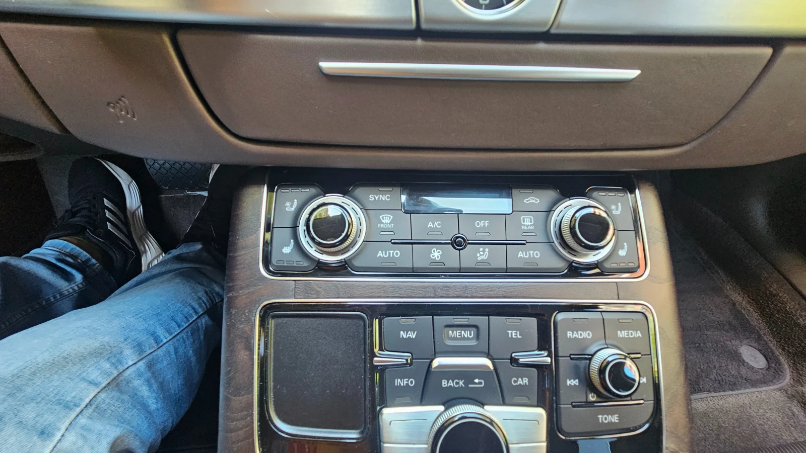 Audi A8 4.2 TDI Quattro/Дистроник/Matrix LED, снимка 16 - Автомобили и джипове - 54840080