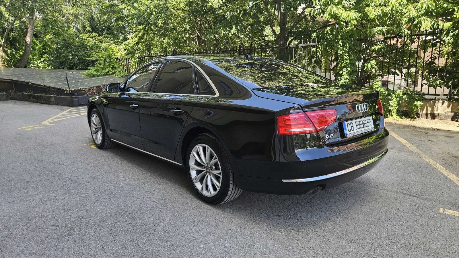 Audi A8 4.2 TDI Quattro/Дистроник/Matrix LED, снимка 3 - Автомобили и джипове - 54840080