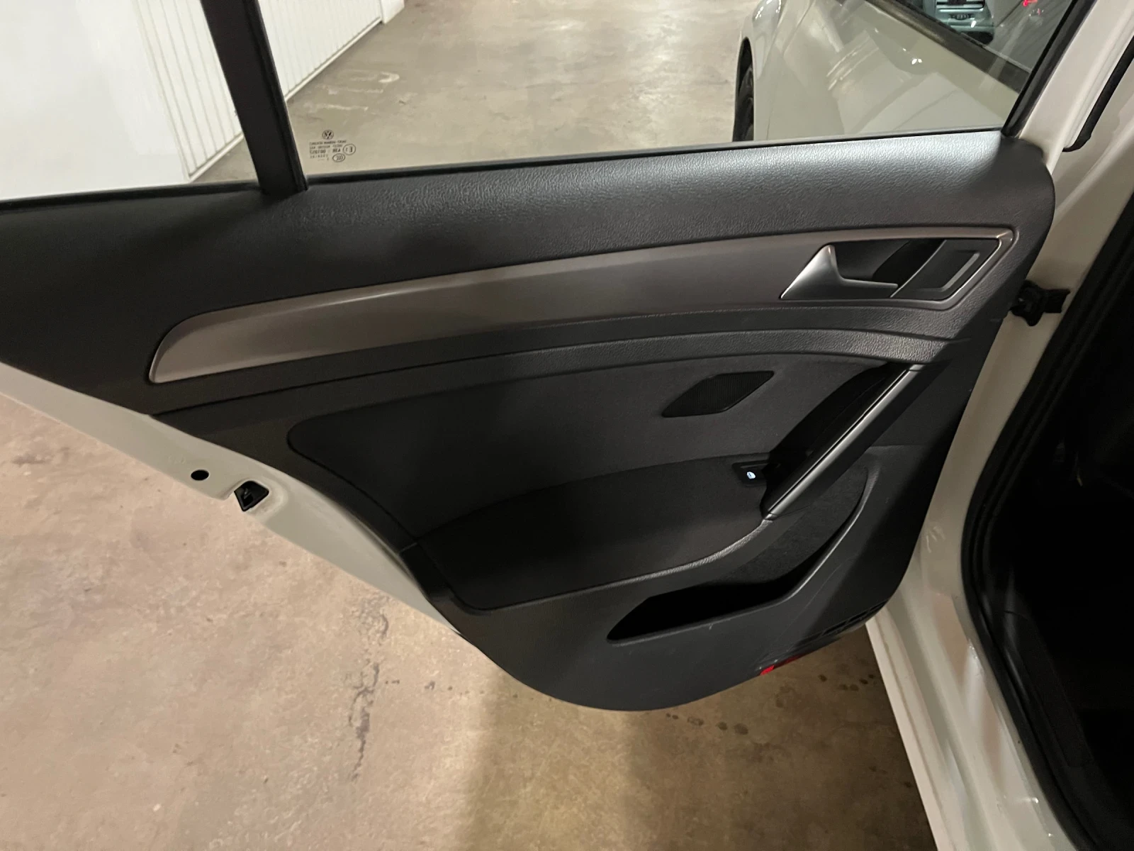 VW Golf 1.6 TDI, снимка 13 - Автомобили и джипове - 55166273