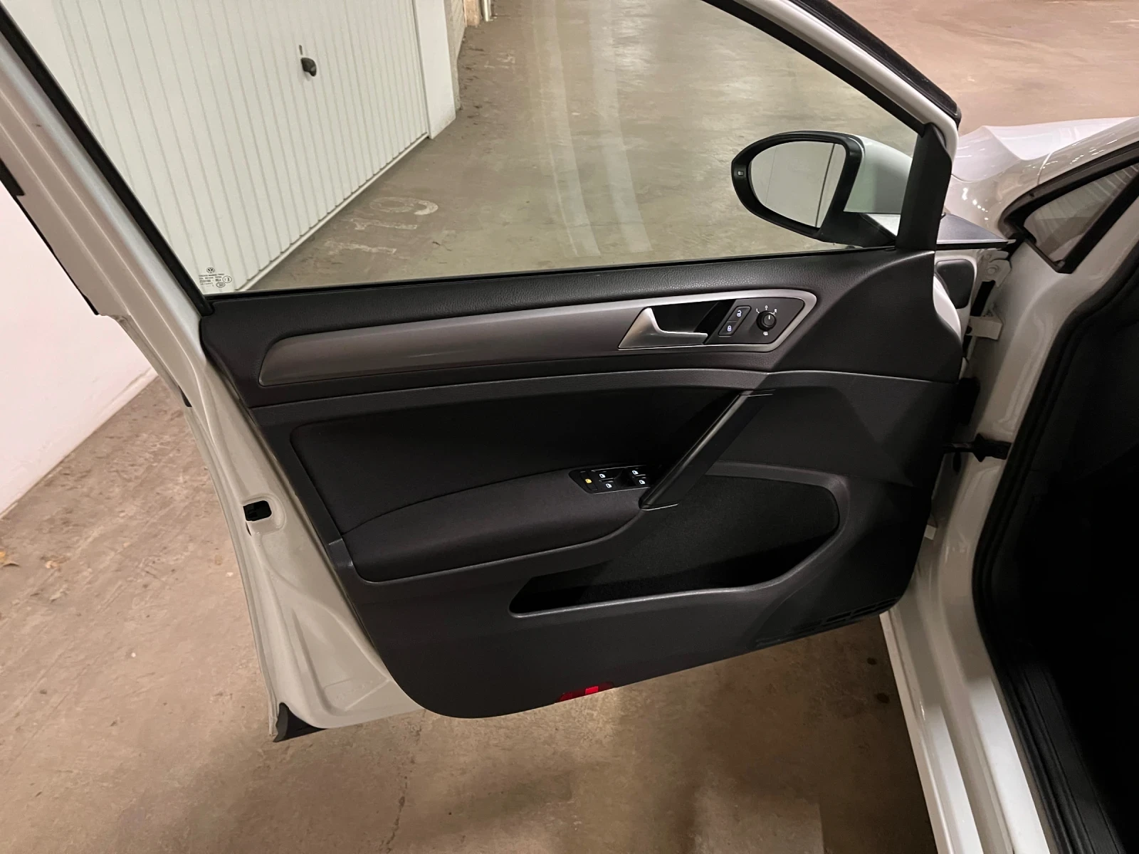 VW Golf 1.6 TDI, снимка 12 - Автомобили и джипове - 55166273