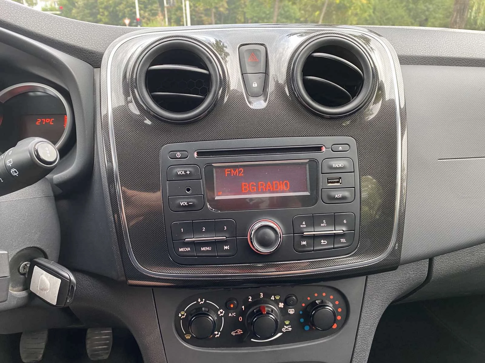 Dacia Sandero 1, 5 DCI, снимка 7 - Автомобили и джипове - 55948612