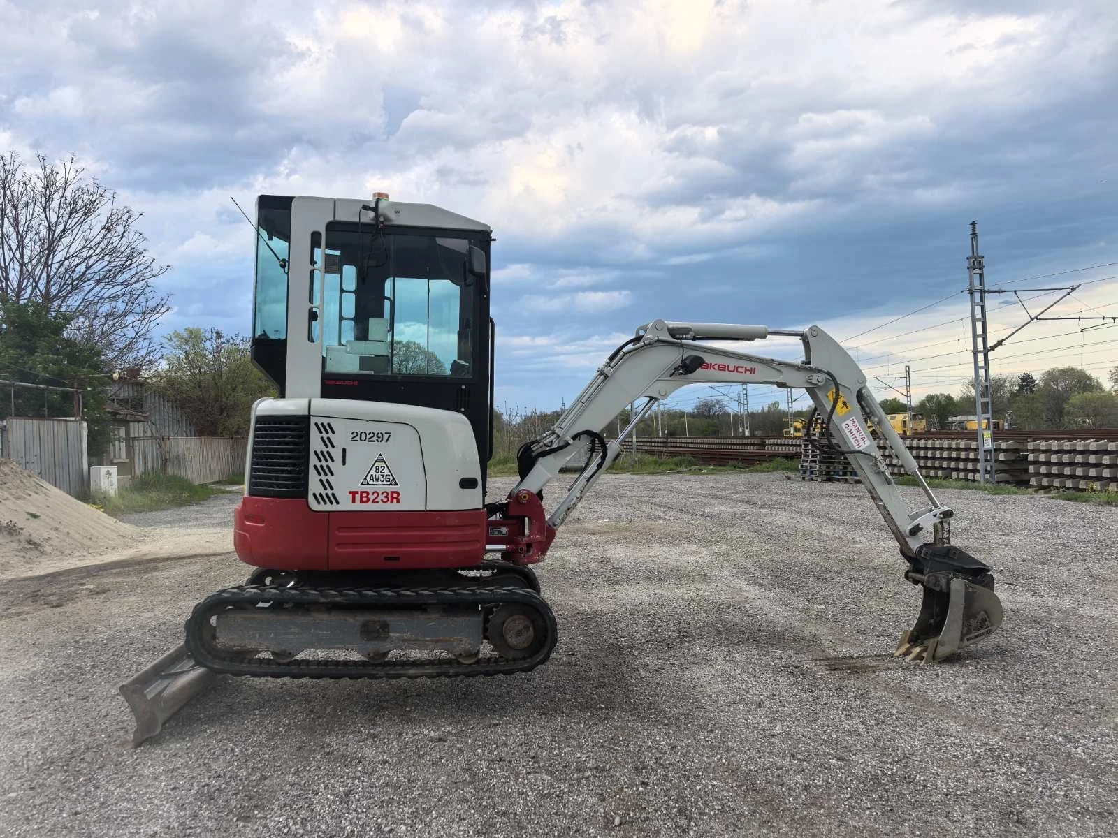 Багер Takeuchi TB23R, снимка 4 - Индустриална техника - 54259436