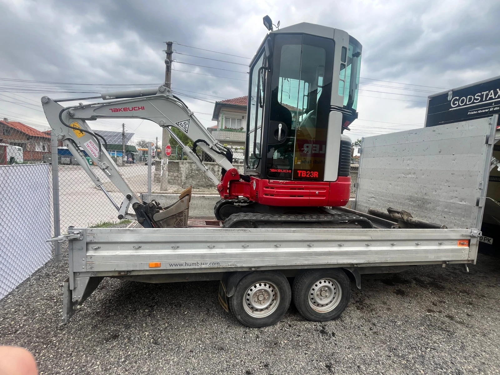 Багер Takeuchi TB23R с платформа и пътеки