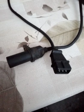 Датчик за оборотите на коляновия вал на Фиат Стило 1.6 бензин, снимка 2