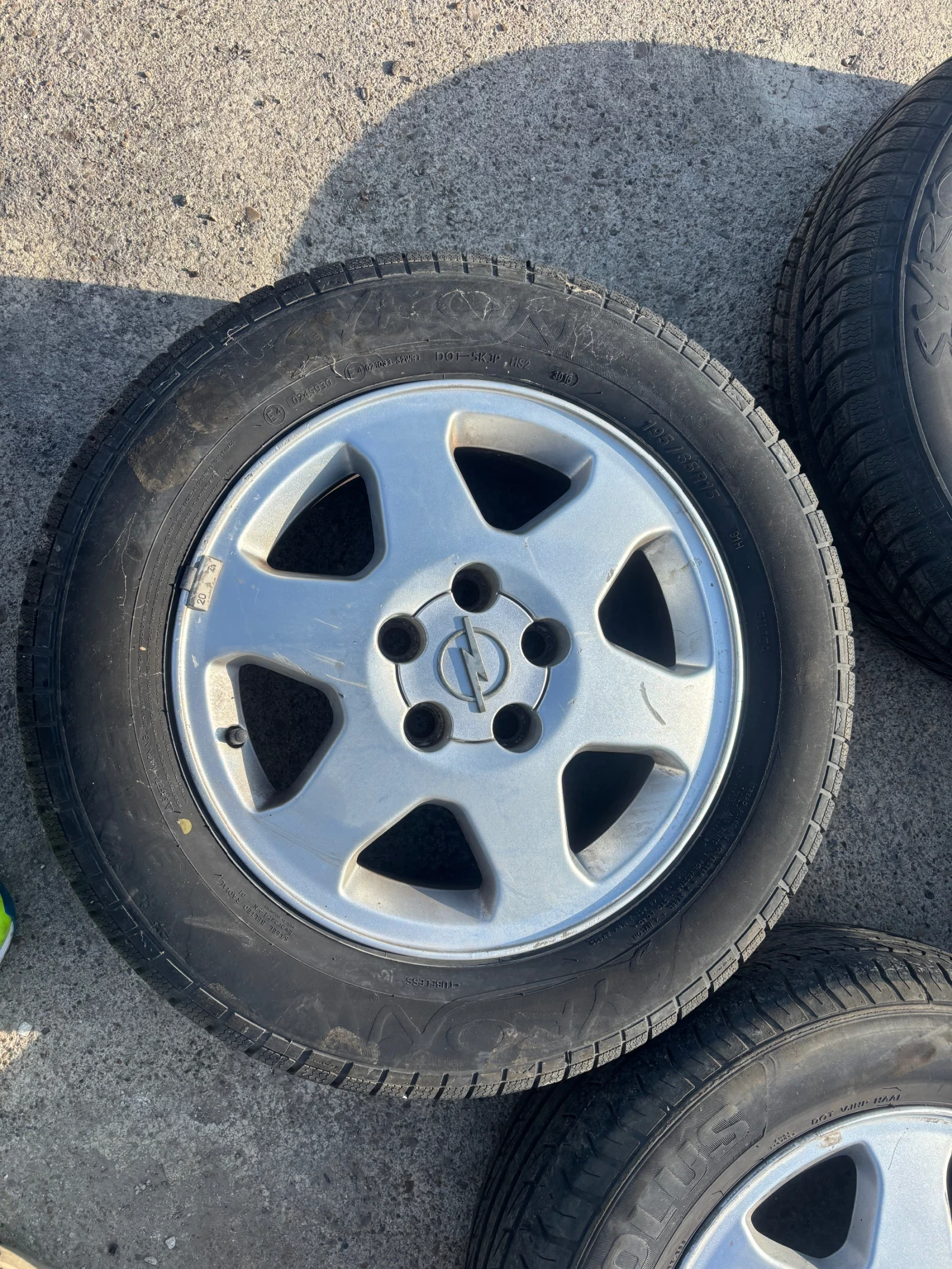 Гуми с джанти Други 195/65R15, снимка 2 - Гуми и джанти - 53876147