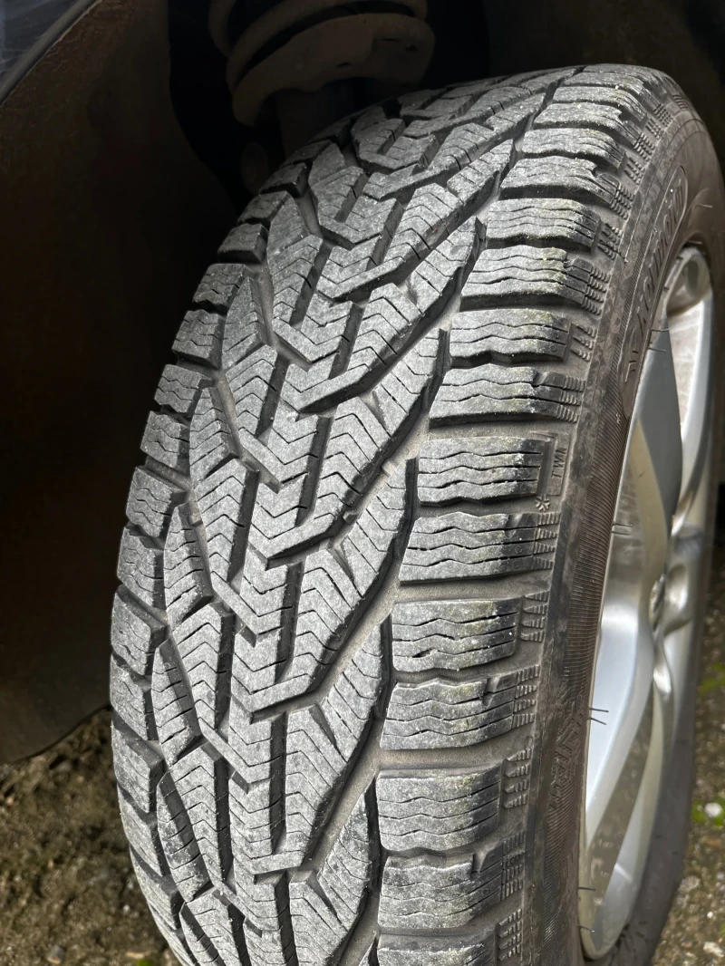 VW Touran 1.9 TDI, снимка 15 - Автомобили и джипове - 52718237